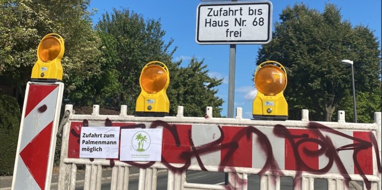 Ein Baustellenschild an der Merklinder Straße weist darauf hin, dass die Zufahrt nur bis Haus Nummer 68 frei ist.