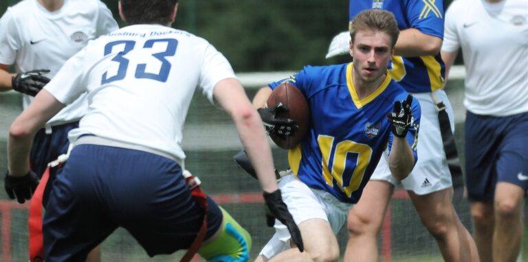 Die Castrop Raptors (blaue Trikots), hier mit Fredric Stodt, sind das einzige Flag-Football-Team der Stadt. Beim Flag-Football wird der Angreifer durch das Abreißen der Fahne (Flag) gestoppt.
