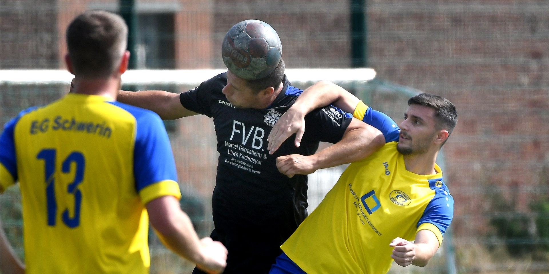 Mit 1:12 ging am vierten Spieltag der Kreisliga B die Spvg Schwerin II (gelbe Hemden) gegen die Spvg Horsthausen II und dessen Goalgetter Sven Rabe (beim Kopfball) baden.