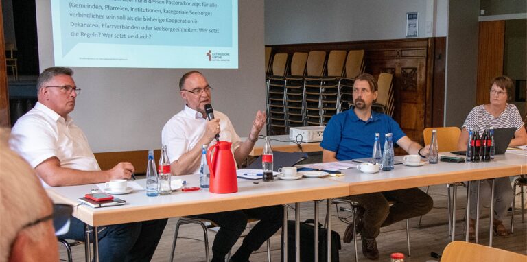 Dechant Dr. Stephan Rüdiger, Weihbischof Rolf Lohmann, Matthias Mamot und Irmgard Heimbach trafen sich mit Ehren- und Hauptamtlichen des Dekanats Dorsten, um über den Strukturprozess im Bistum Münster zu sprechen.