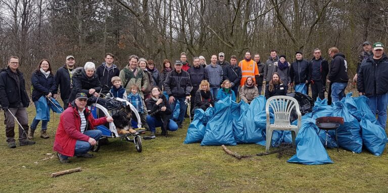 Mehr als 30 Menschen sammelten 2019 bereits Müll in Marl und versammelten sich zum Gruppenbild.