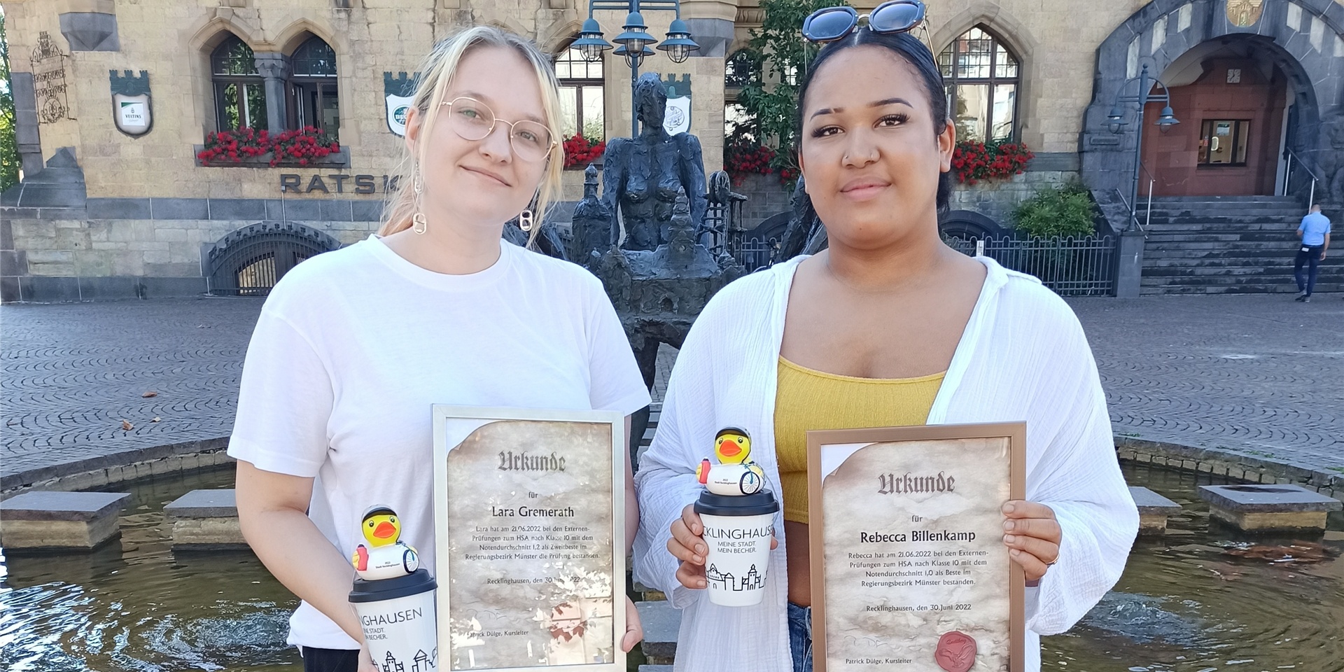 Zwei junge Frauen stehen vor dem Rathaus in Recklinghausen.