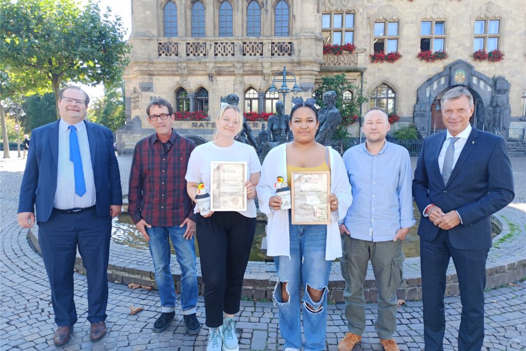 Eine sechsköpfige Gruppe steht vor dem Rathaus in Recklinghausen. Eine sechsköpfige Gruppe steht vor dem Rathaus in Recklinghausen.