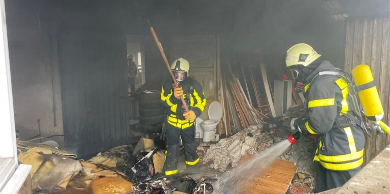 In einer ehemaligen Schreinerei in Dorsten-Holsterhausen brannten Unrat und Sperrmüll.