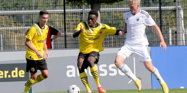 Abdoulaye Kamara liefert sich einen Zweikampf um den Ball.