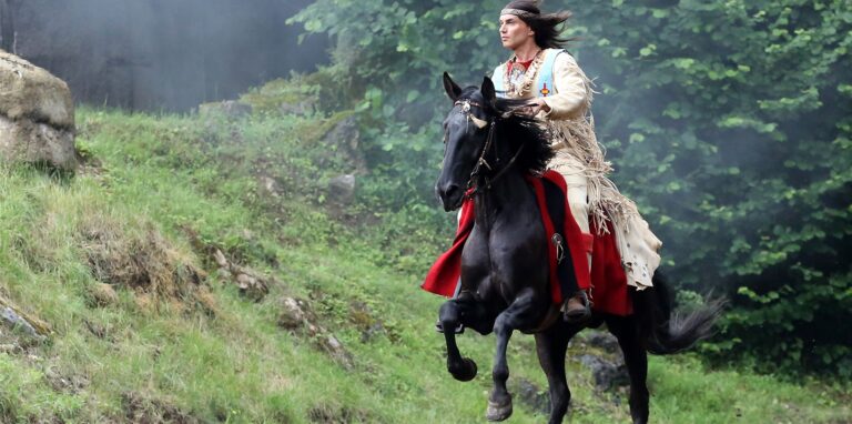 Die literarische Figur des Winnetou, hier Schauspieler Jean-Marc Birkholz beim Elspe Festival, hat für Debatten gesorgt.