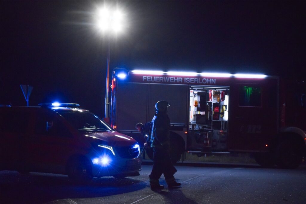 Feuerwehr im Einsatz beim Unfall. Feuerwehr im Einsatz beim Unfall.