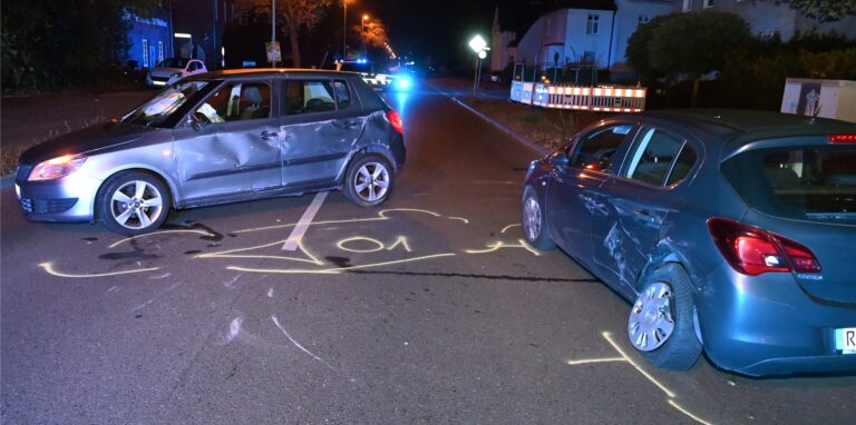 Am späten Mittwochabend krachte ein Auto auf der Halterner Straße gegen einen geparkten Wagen.