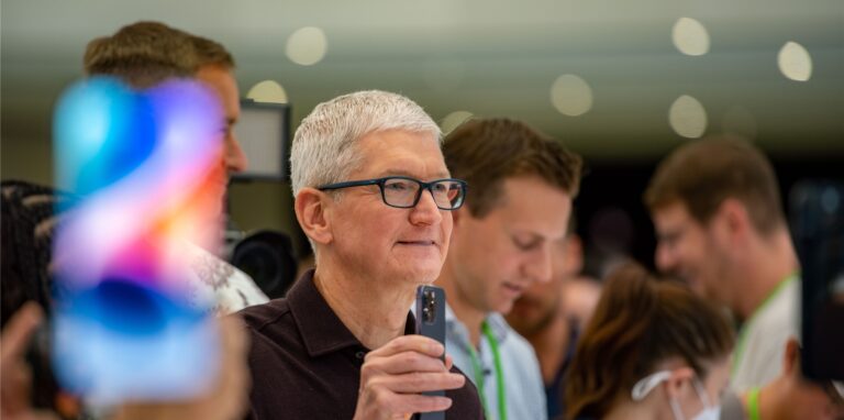 Apple-Chef Tim Cook steht mit einem neuen iPhone 14 beim Neuheiten-Event auf dem Gelände der Konzernzentrale Apple Park.