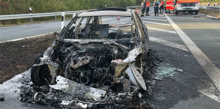 Dieser BMW brannte auf der A 31 vollständig aus.