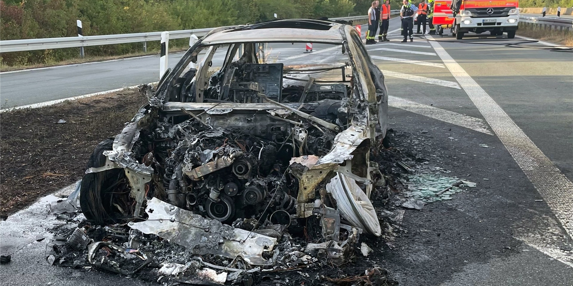 Dieser BMW brannte auf der A 31 vollständig aus.