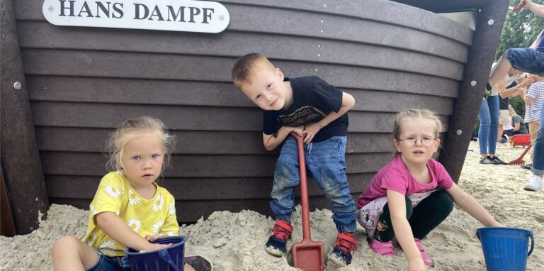 Julia, Tajo und Jana gehen in die DRK-Kita In der Kneife in Oer-Erkenschwick. Das neue Spielgerät, einen Kletterturm in Schiffs-Optik, haben die drei gemeinsam mit ihren Freunden gebührend eingeweiht.