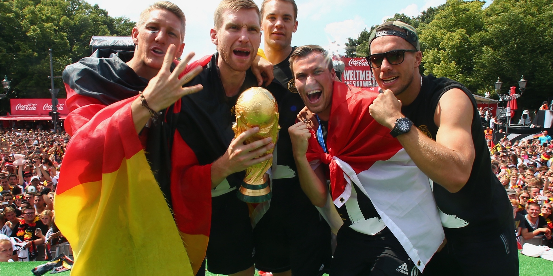 Bastian Schweinsteiger, Per Mertesacker, Manuel Neuer, Kevin Grosskreutz and Lukas Podolski (v.l.) feiern den Sieg bei der Fußball-WM 2014 in Berlin.