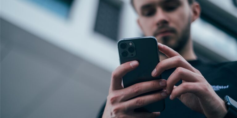 Für viele Menschen ist das Handy kein Gegenstand wie jeder andere. (Symbolbild)
