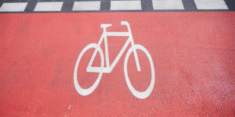 Fahrradsymbol auf einer Straße
