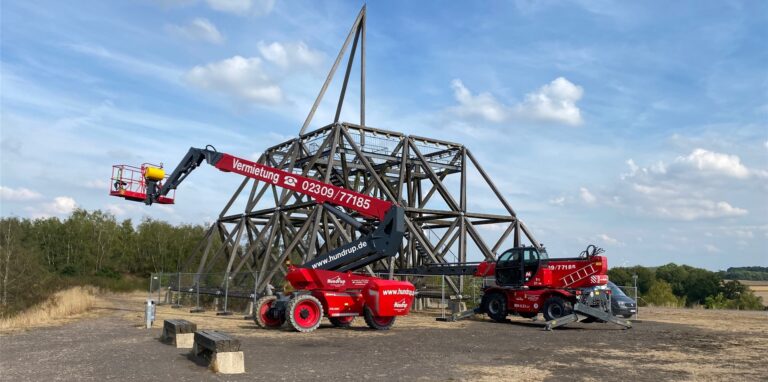 Hubsteiger vor dem Spurwerkturm Waltrop.