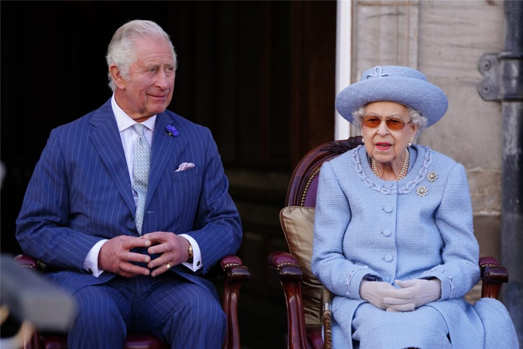 Charles mit seiner nun verstorbenen Mutter, Königin Elizabeth II., bei einer Parade im Jahr 2022.