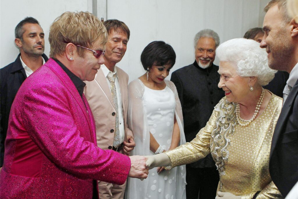 Königin Elizabeth II. bei einem Treffen mit Sir Elton John hinter der Bühne des Konzerts zum Diamantenen Jubiläum vor dem Buckingham Palast.
