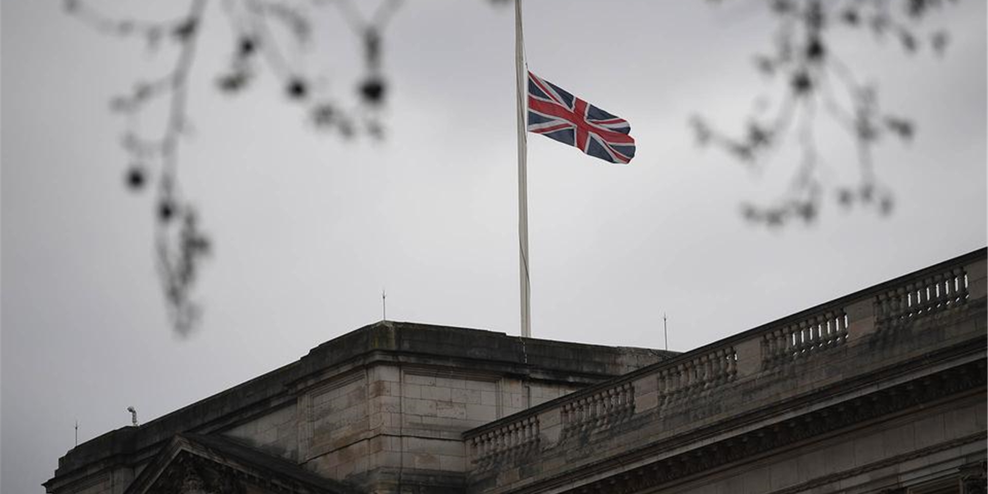 Die Fahne auf dem Buckingham Palace weht auf Halbmast