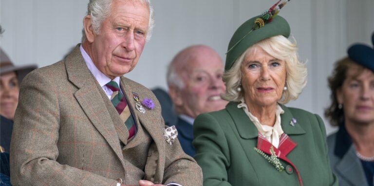 Charles, Prinz von Wales, und Camilla, Herzogin von Cornwall, die während ihres Aufenthalts in Schottland als Herzog und Herzogin von Rothesay bekannt sind, besuchen das Braemar Royal Highland Gathering im Princess Royal and Duke of Fife Memorial Park.