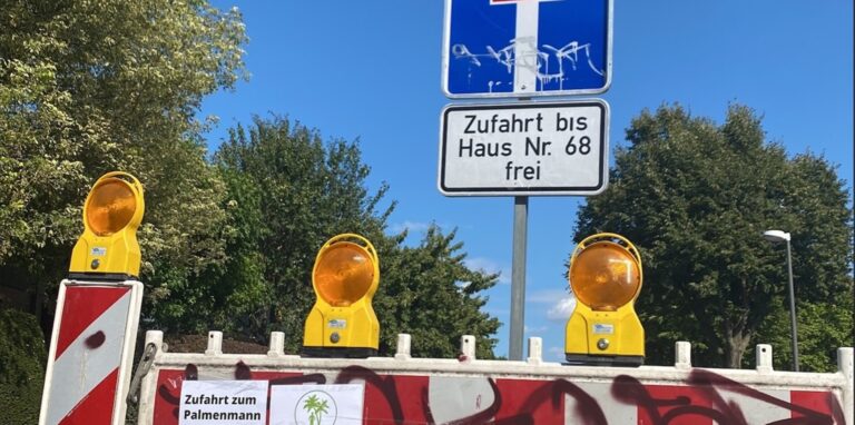 Die Baustellenabsperrung an der Merklinder Straße zwischen Merklinde und Frohlinde.