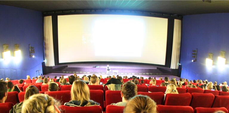 Studenten der Universität Duisburg/Essen verfolgen im großen Saal des Essener Multiplex-Kinos eine Vorlesung.