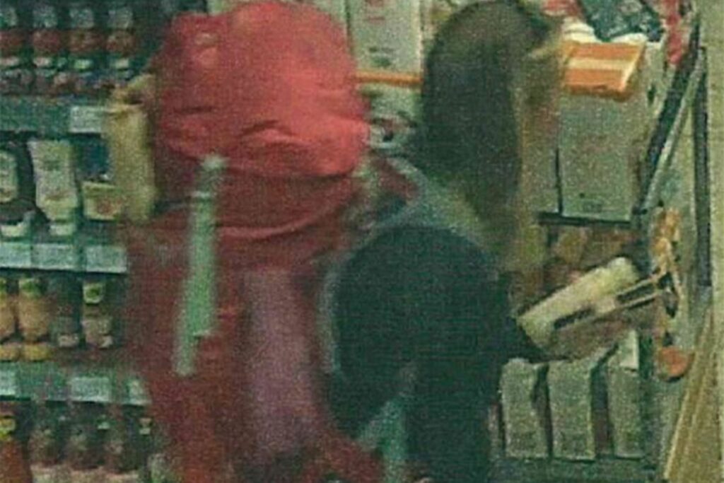 Die Aufnahme einer Supermarkt-Kamera zeigt Scarlett S. aus Bad Lippspringe (Polizeifoto).