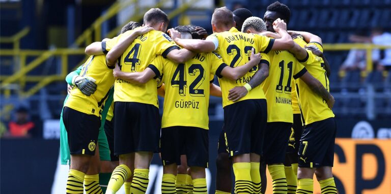 Die Dortmunder Mannschaft schwört sich ein.