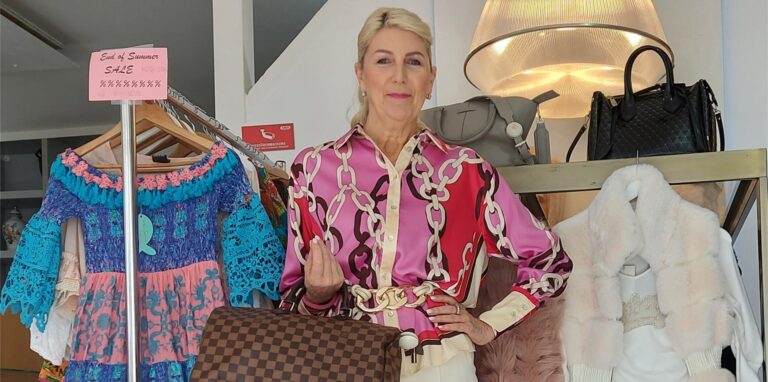 Martina Eckelhoff verkauft günstige Designerware in ihrem Laden ,,edelsecondhand by Tina“ in der Dorstener Innenstadt.