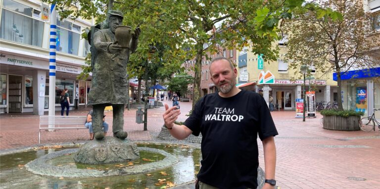 Mirko Ruschmeyer vom Stadtmarketingverein winkt die Besucher in die Fußgängerzone.
