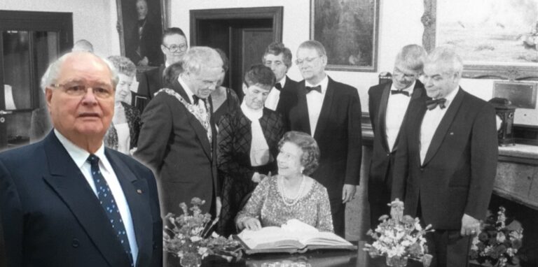 Alt-Bürgermeister Lorenz Ladage war als Mitglied der städtischen Delegation dabei, als Elizabeth II. sich 1984 ins Goldene Buch der Stadt eintrug. Links neben der Queen ist Oberbürgermeister Günter Samtlebe mit Amtskette zu erkennen, ganz rechts Lorenz Ladage.
