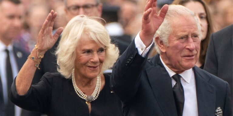 Charles III. und Camilla winken bei ihrer Ankunft in London der Menschenmenge.