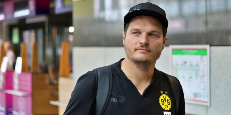 BVB-Trainer Edin Terzic am Dortmund Airport.