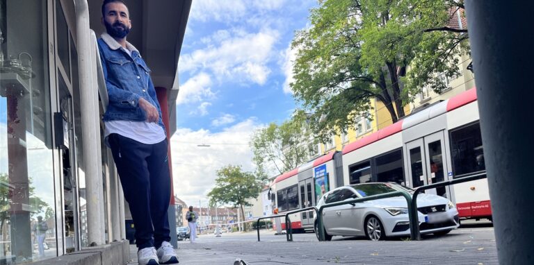 Adam Khan Arab, Geschäftsinhaber am Körner Hellweg 97 in Dortmund, am Tag, nach dem ein Taxi in die Fassade einer Pizzeria in unmittelbarer Nachbarschaft gekracht ist.