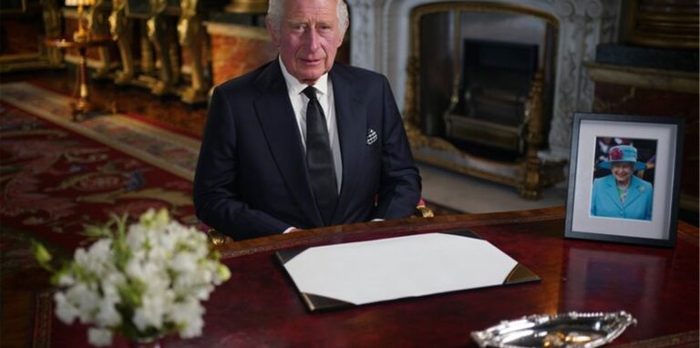 König Charles III. hält seine erste Rede an das britische Volk nach dem Tod der Queen.