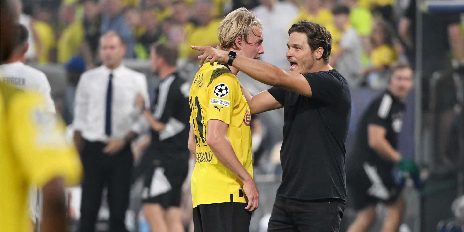 BVB-Trainer Edin Terzic gibt Julian Brandt eine Anweisung.