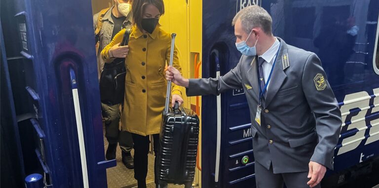 Die deutsche Außenministerin Annalena Baerbock (Bündnis 90/Die Grünen) kommt am Bahnhof in Kiew an.