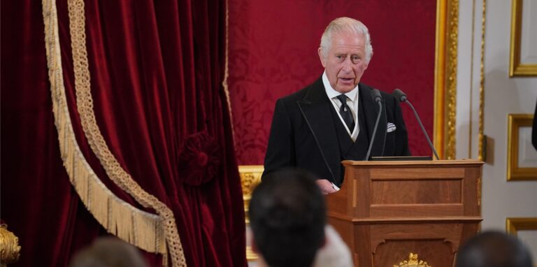 König Charles III. spricht während des Thronfolgekongresses im St. James’s Palace in London.