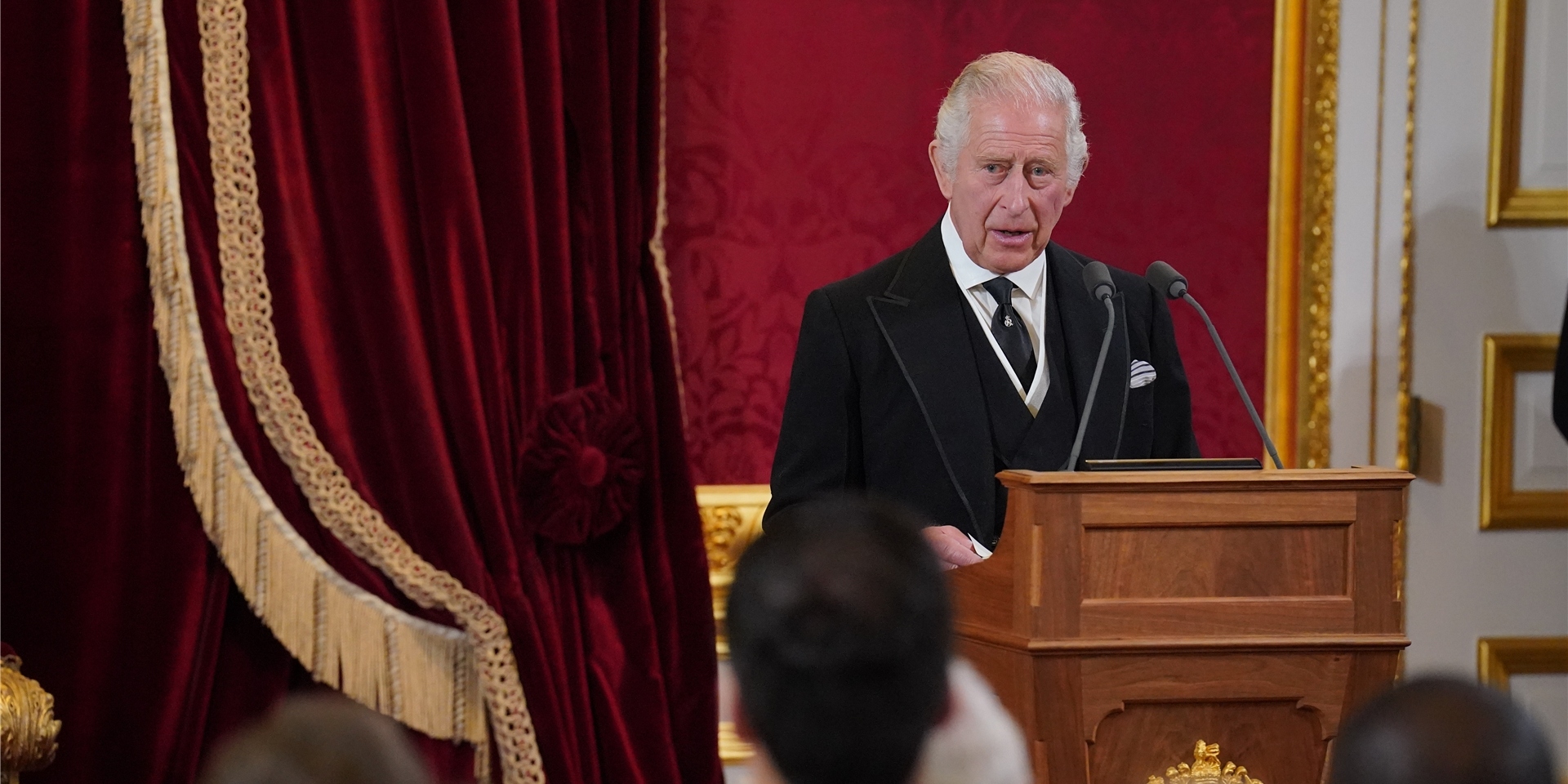 König Charles III. spricht während des Thronfolgekongresses im St. James’s Palace in London.