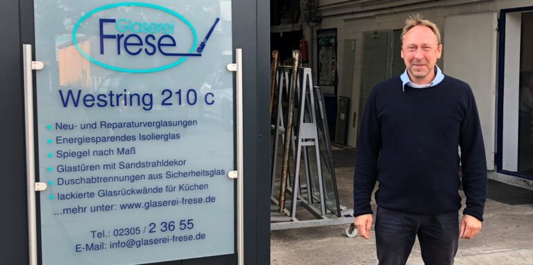 Oliver Frese, Inhaber der Glaserei Frese, steht vor seiner Glaserei am Westring in Castrop-Rauxel.