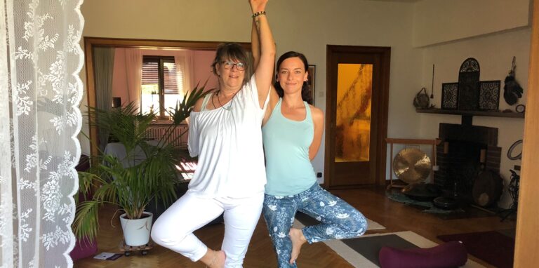 Catrin Schneider (links) und Sabrina Ziemek (rechts), stehen in ihrem Yoga-Studio in Waltrop. Sie machen die Übung „Der Baum“.