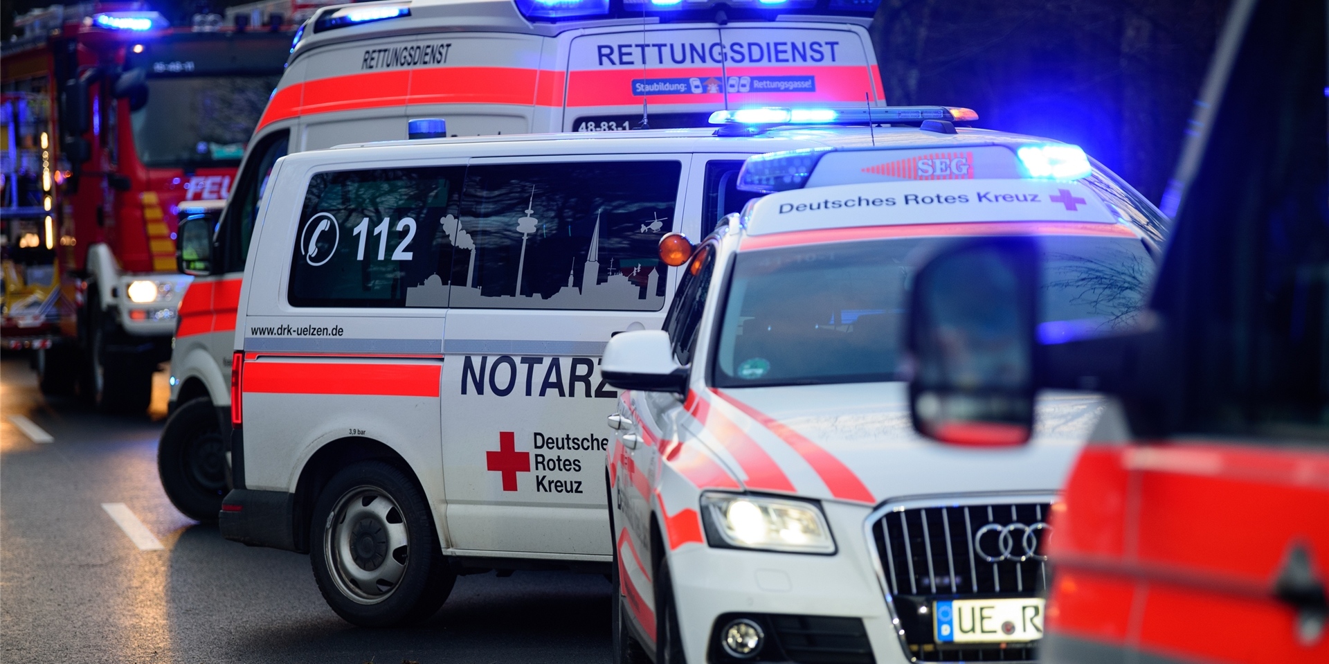 Fahrzeuge der Feuerwehr stehen am Rhein.