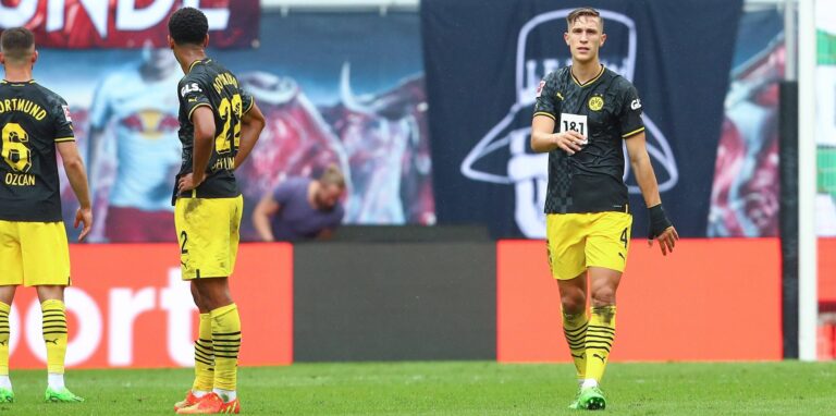 Nico Schlotterbeck geht enttäuscht über den Platz..