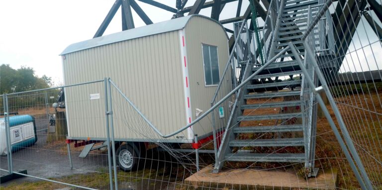 Beschädigter Bauzaun am Spurwerkturm in Waltrop