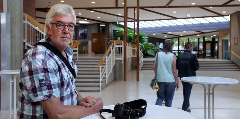 Volker Czichy war 1968 selbst Schüler der Scharounschule. Jetzt sah er sich das sanierte Gebäude noch einmal an.