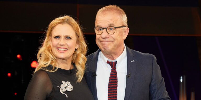 Hubertus Meyer-Burckhardt und seine Co-Moderatorin Barbara Schöneberger, aufgenommen vor einer Aufzeichnung der „NDR Talk Show“.