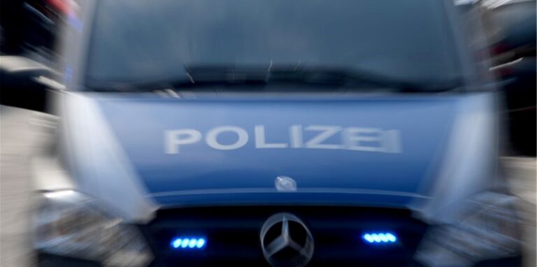Ein Polizeiwagen mit eingeschaltetem Blaulicht.