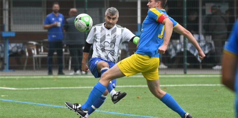 Murat Uguz (l) und der SV Wacker Obercastrop III haben die ersten Kreisliga B-Punkte durch ein 4:3 gegen die DJK Wanne 88 eingesammelt.