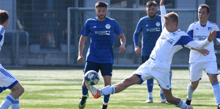 Der VfB Habinghorst (blaue Trikots) setzte sich beim FC Frohlinde II mit 3:1 durch. Zunächst waren die Habinghorster einem 0:1-Rückstand hinterhergelaufen.
