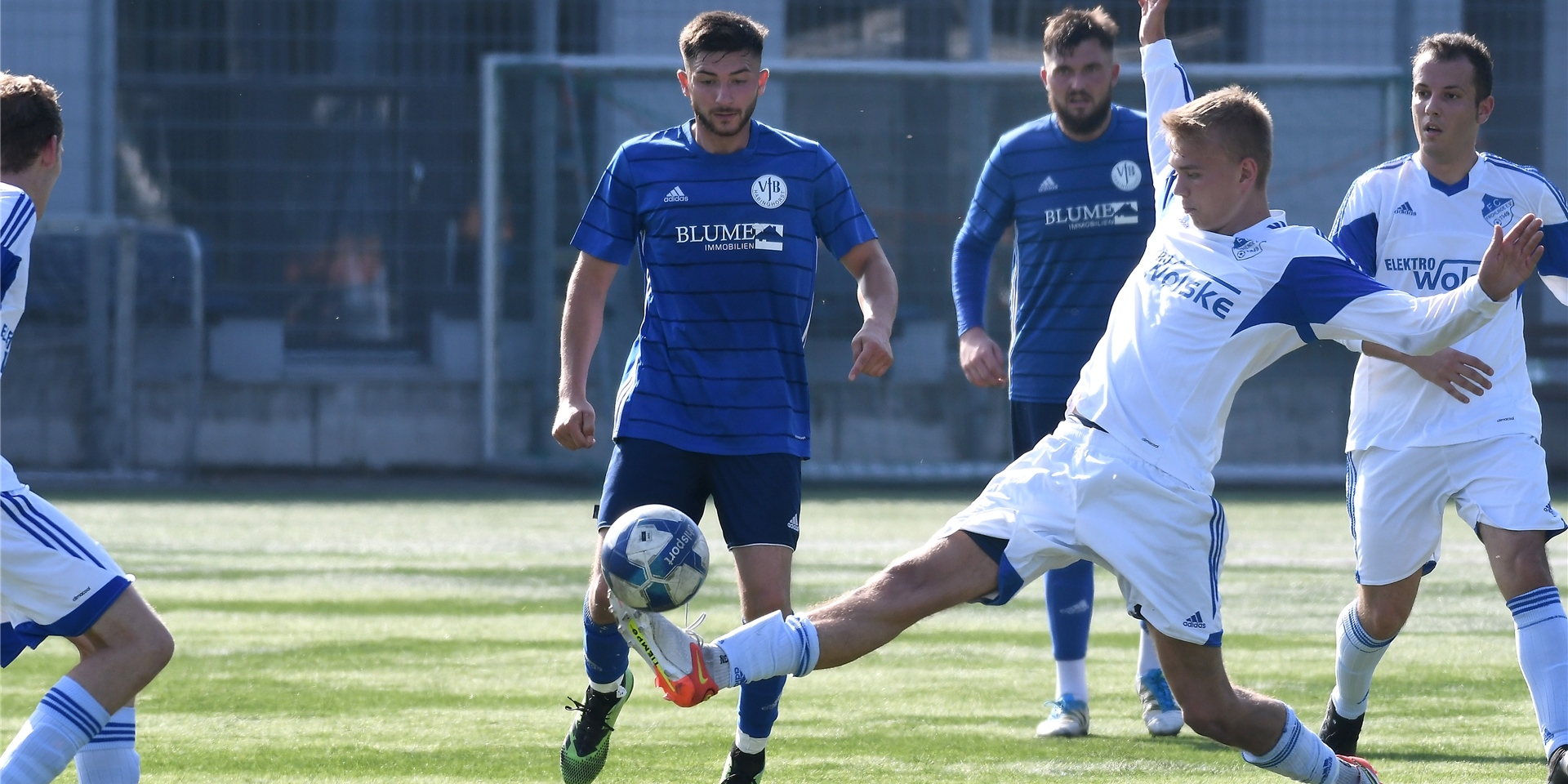 Der VfB Habinghorst (blaue Trikots) setzte sich beim FC Frohlinde II mit 3:1 durch. Zunächst waren die Habinghorster einem 0:1-Rückstand hinterhergelaufen.